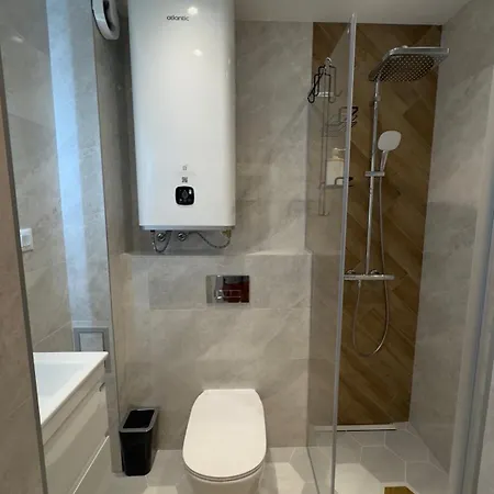 Free Private Garage Stylish Near Center فارنا