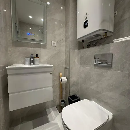 Free Private Garage Stylish Near Center شقة فارنا