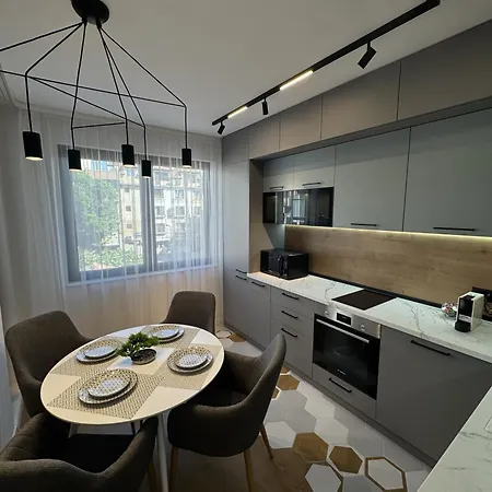 Free Private Garage Stylish Near Center شقة