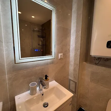 Free Private Garage Stylish Near Center شقة فارنا